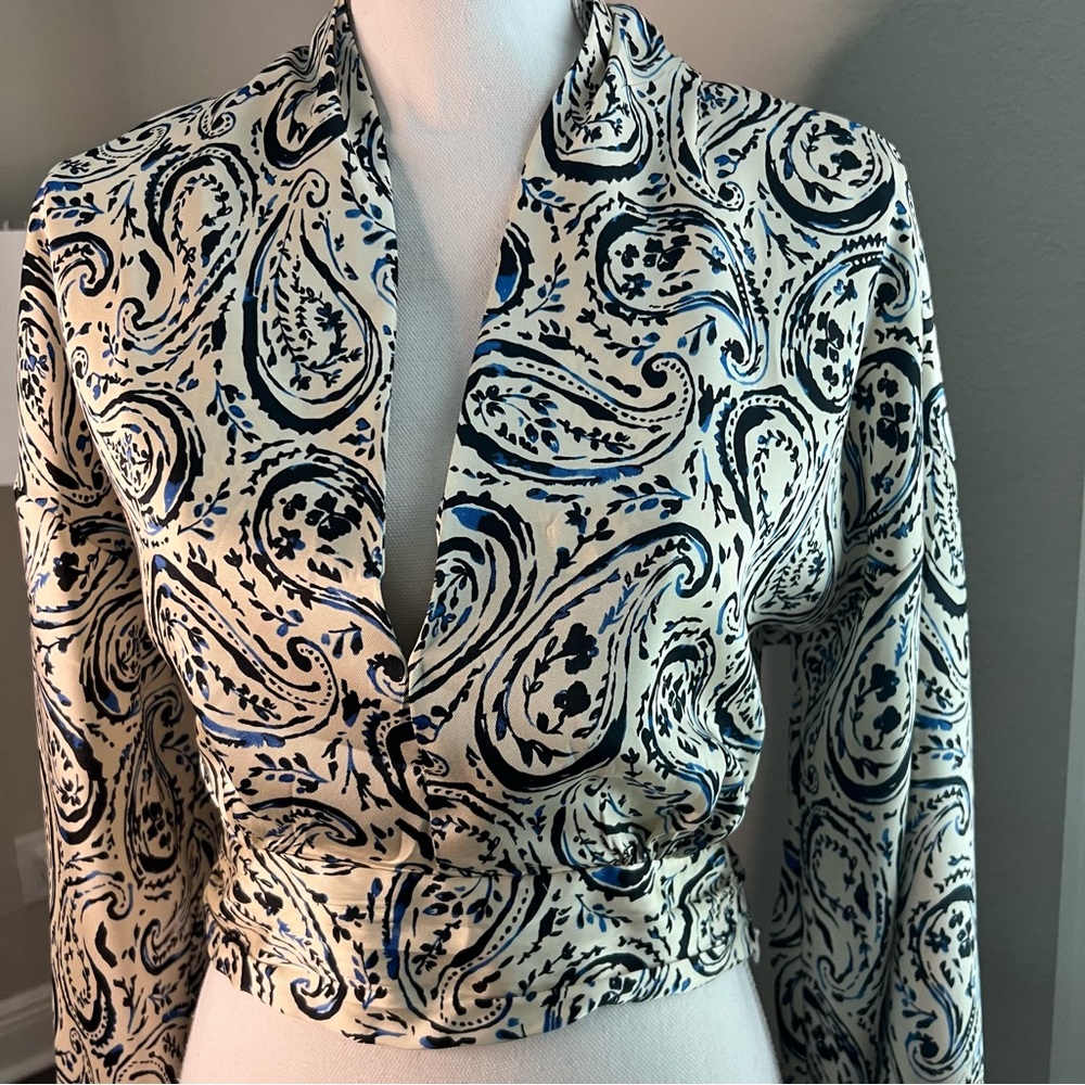 Women’s Zara Blouse, satin. Size M. Zipper side. Flare sleeves.